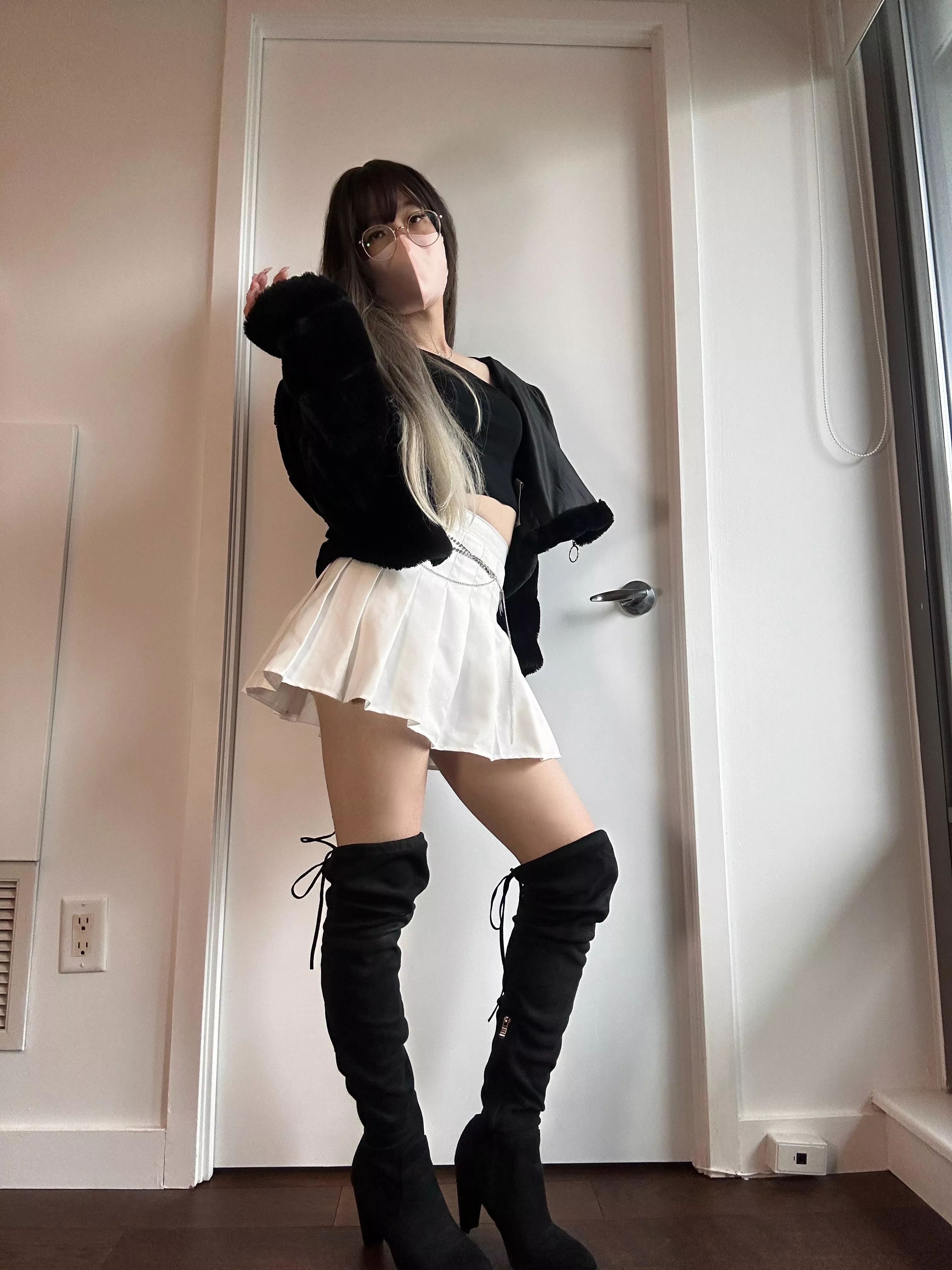 do any other femboys wear fake nails?