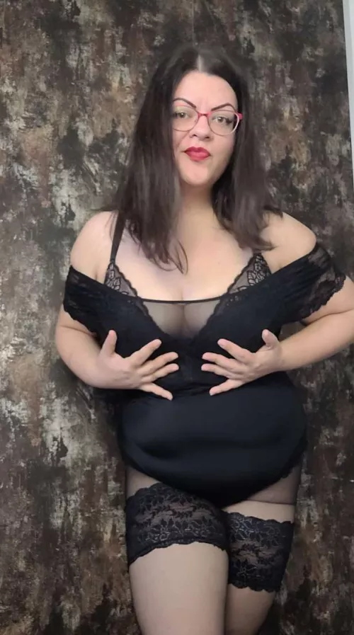In need of a curvy mistress? I'm here to make you such a good boy! [dom], [fet], [sext], [cam], [aud], [rate]