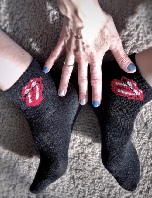 Jumpin' jack flash, it's a gas, gas, gas...