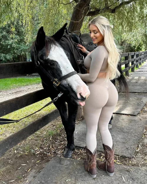 Kayley Gunner & a horsie