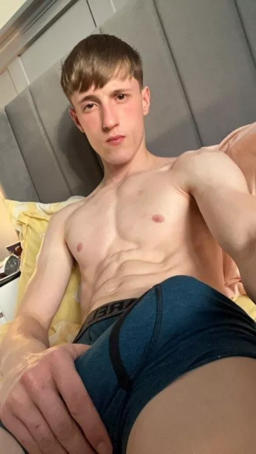 Looking for fit bros send ur abs to accept ya (pics on my profile)