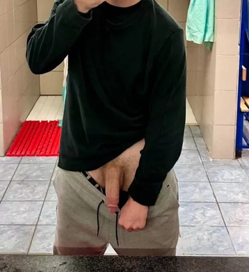 Risky gym pic, people were next to me (m)