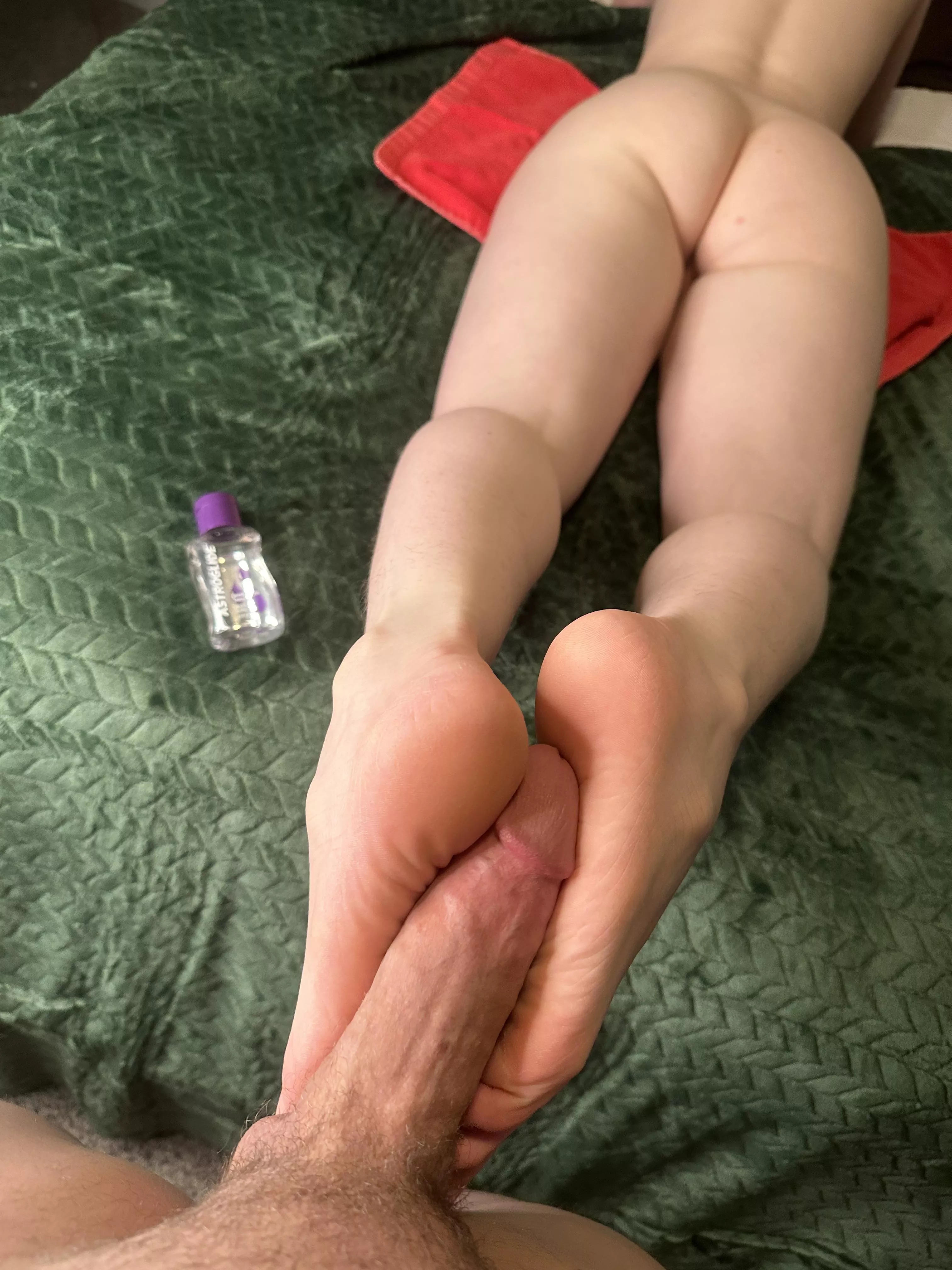 Spoiler alert, he came on my (22f) feet.