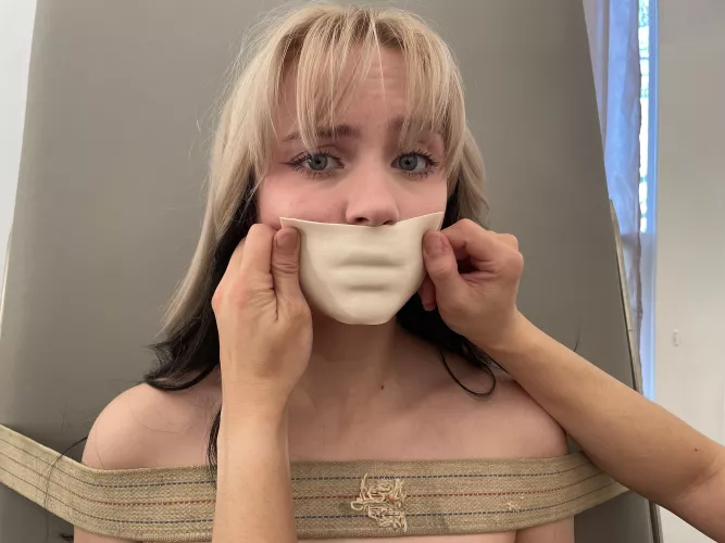 The impression of the sealed lips