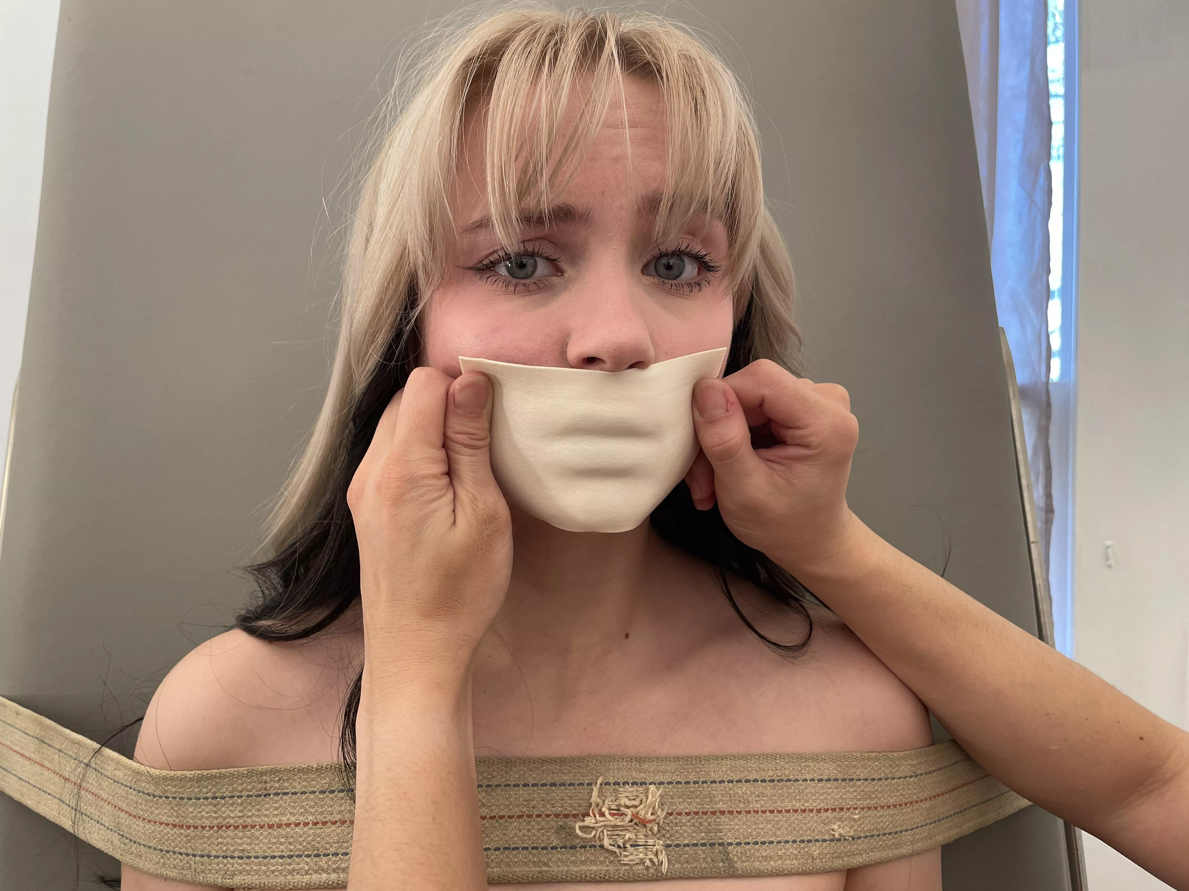 The impression of the sealed lips