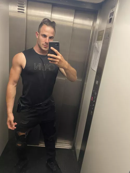 Wonder if I look good on this pic..