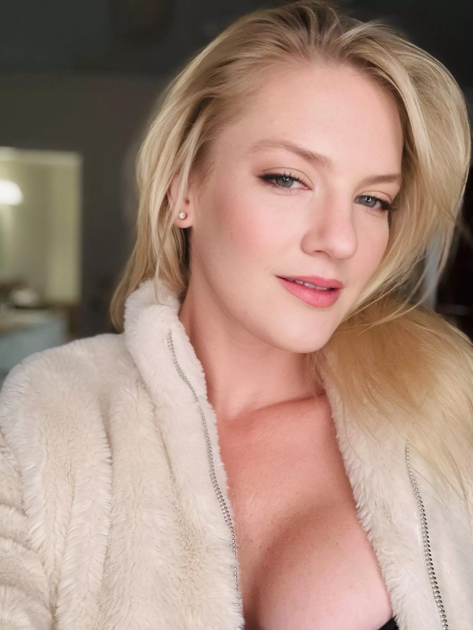 Blonde MILF on the Friday prowl.