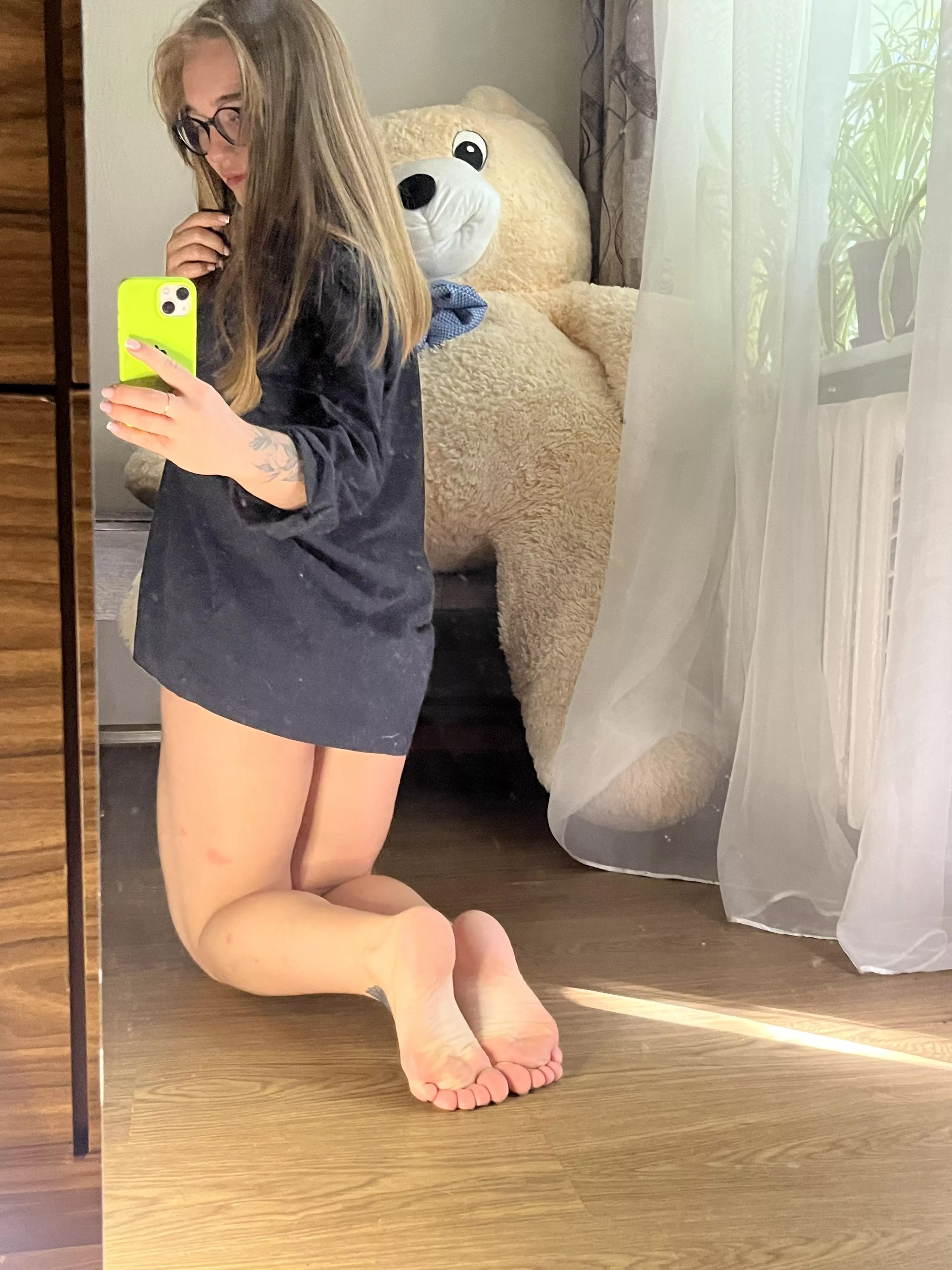 Clean my soles and suck my smelly toes