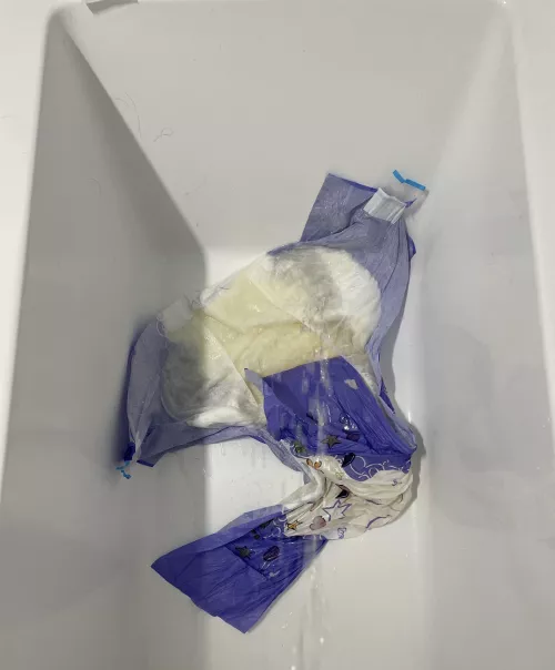 Cummed and pissed in my diaper, then slept all night in it to finally piss all over it in the morning! 🙈