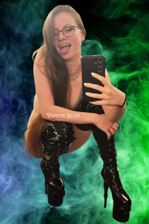 Don't leave Miss Vampire waiting too long... She'll become ravenous [fet][dom][fan][snp][sext][rate][pic][vid][aud][cam]