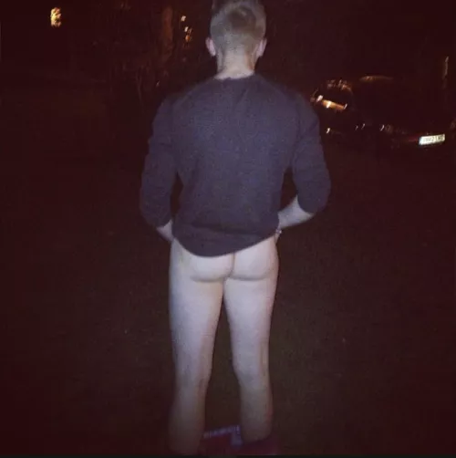 dropping the briefs for a quick piss 😎