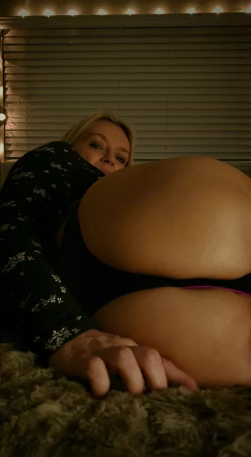 Fill up on this juicy milf ass