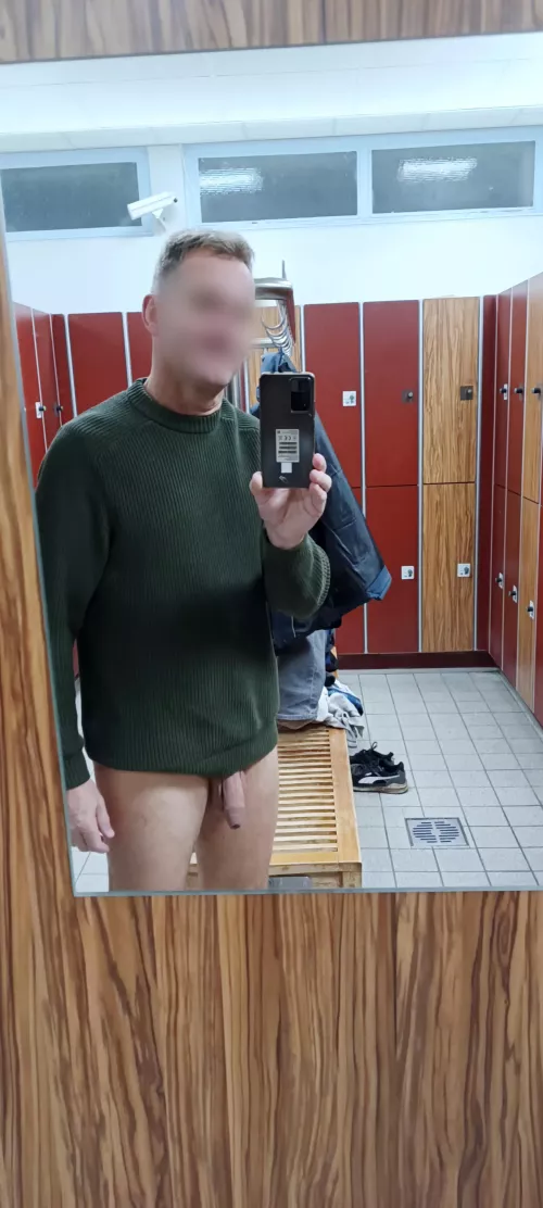 German uncut in Lockerroom
