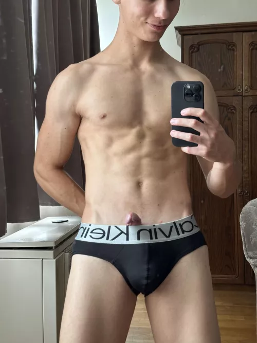 I guess my underwear is too small... that's why my junior came out 🍆