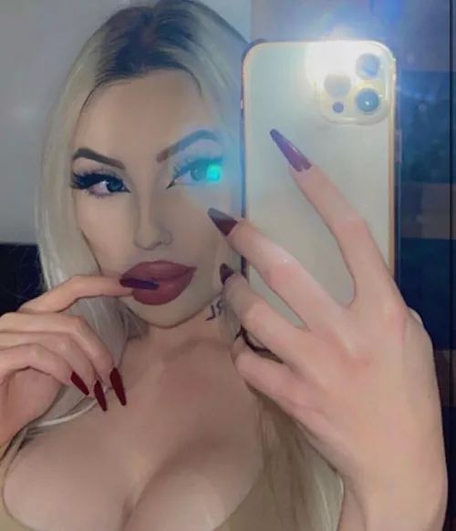 i’m your new wallpaper 🤪🖤💅🏻💅🏻💅🏻