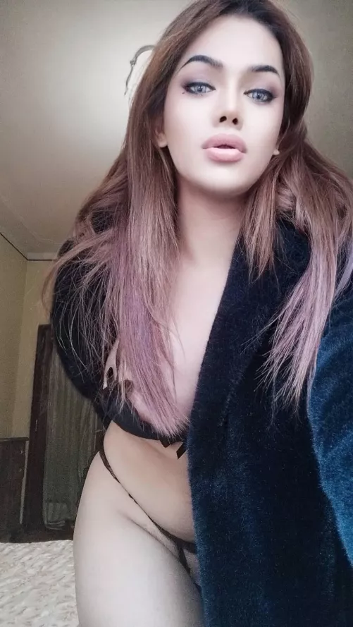 It's getting cold outside. Let's cuddle to warm up😉