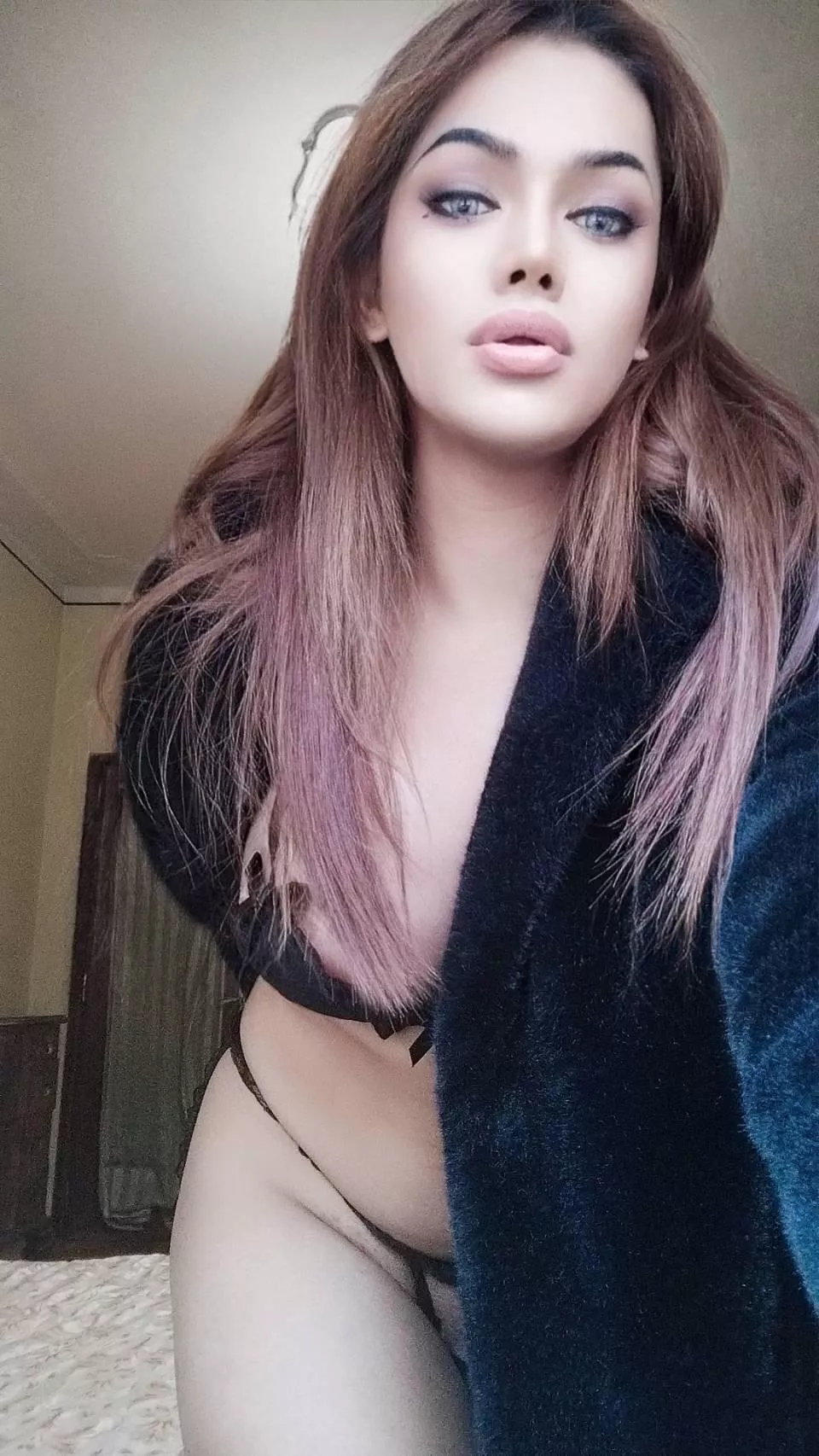 It's getting cold outside. Let's cuddle to warm up😉