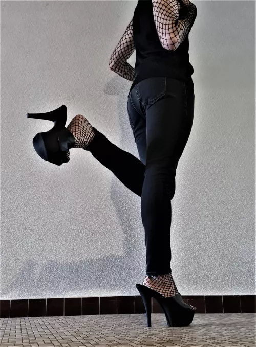 [MtF] Love those heels and that look... How about you ?