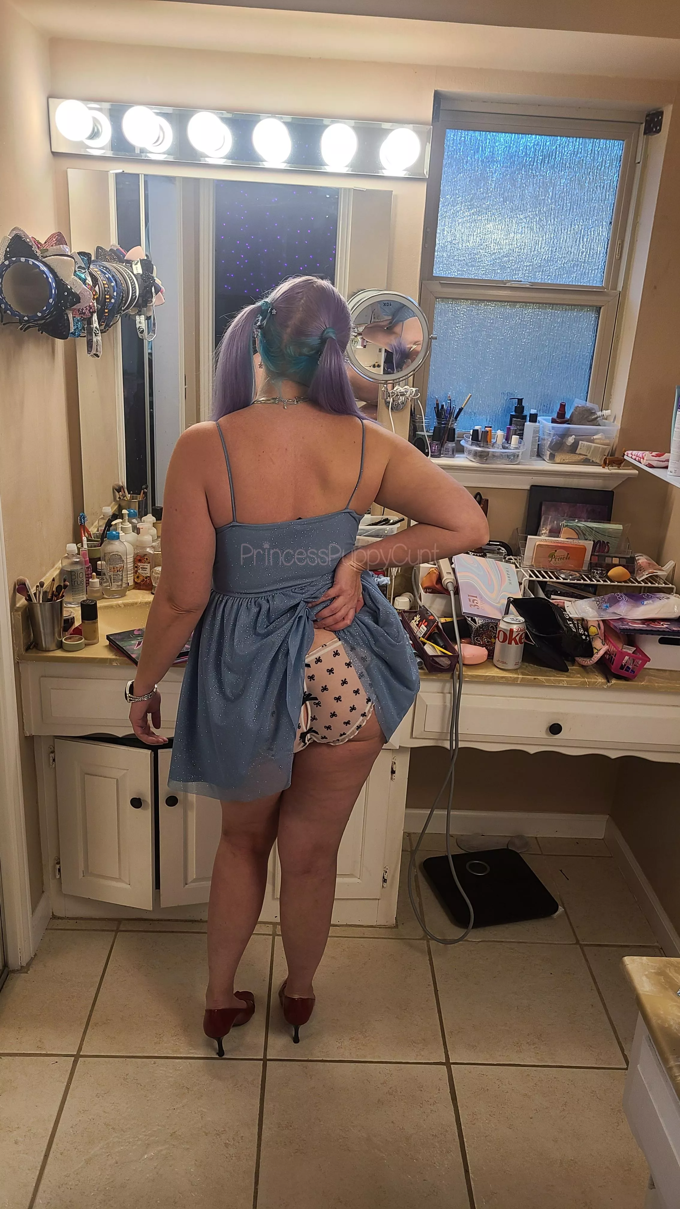 Prepping for a night out 😇 [F]