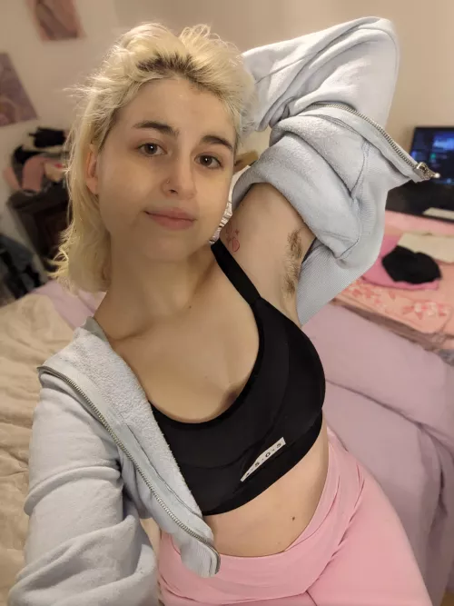 Today it's no-makeup and a chill outfit 🙈