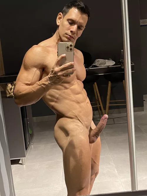 Who wanna suck my veiny thick dick?🍆😁