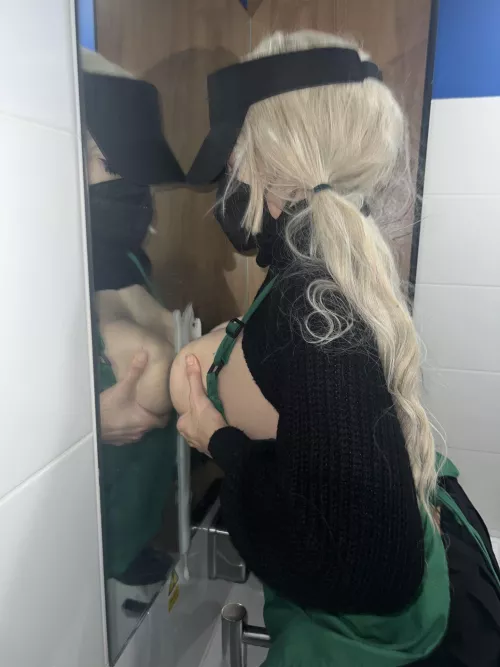 Ashamed to work at Starbucks right now.. cleaning with my tits as a form of protest #freepalestine 🇵🇸