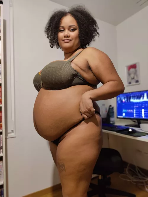 Do you prefer my belly bursting out or free and exposed 🥵