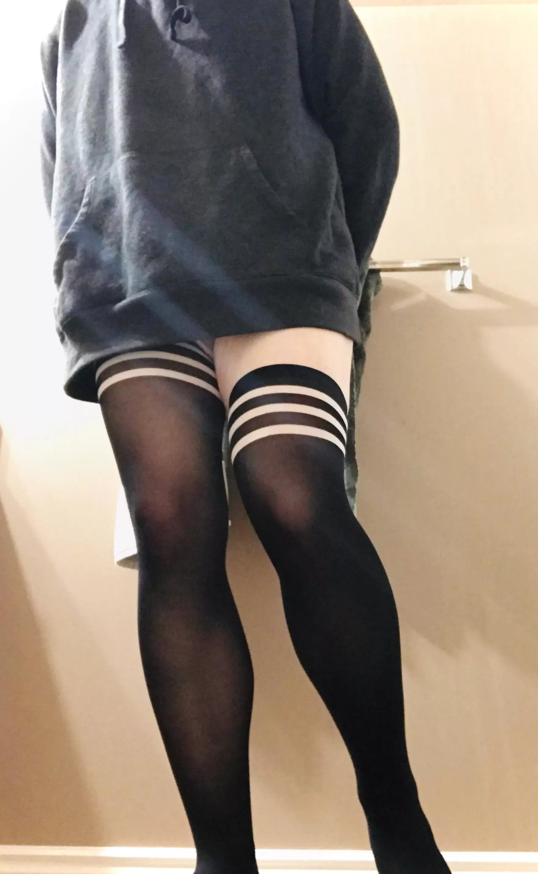 Does it look better when I pull the socks above knee or leave it on knee level?