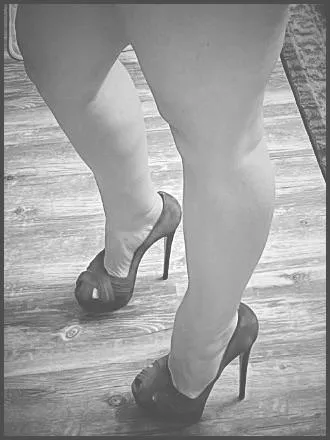 Lou’s in black and white 🖤 🤍