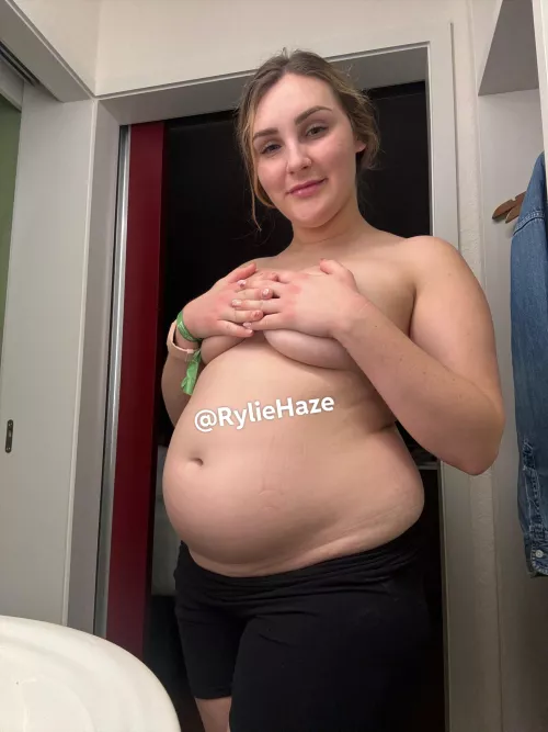 So round 🤰🏼 I couldn’t stop eating today