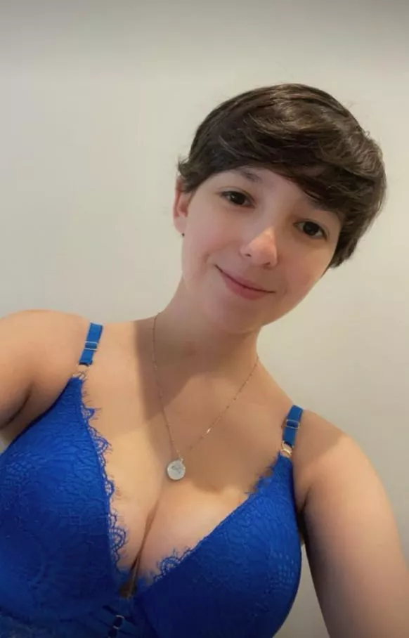 Do I look good in blue? 🙈