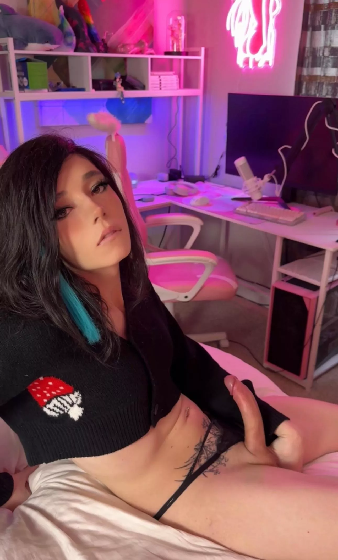 Doesn’t this just look like the most perfect seat for a little sissy? 😈😘