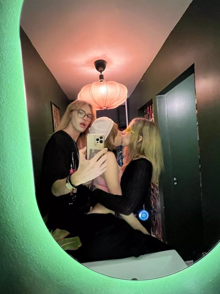 Found this photo, thought I have to post it cuz it looks hot af