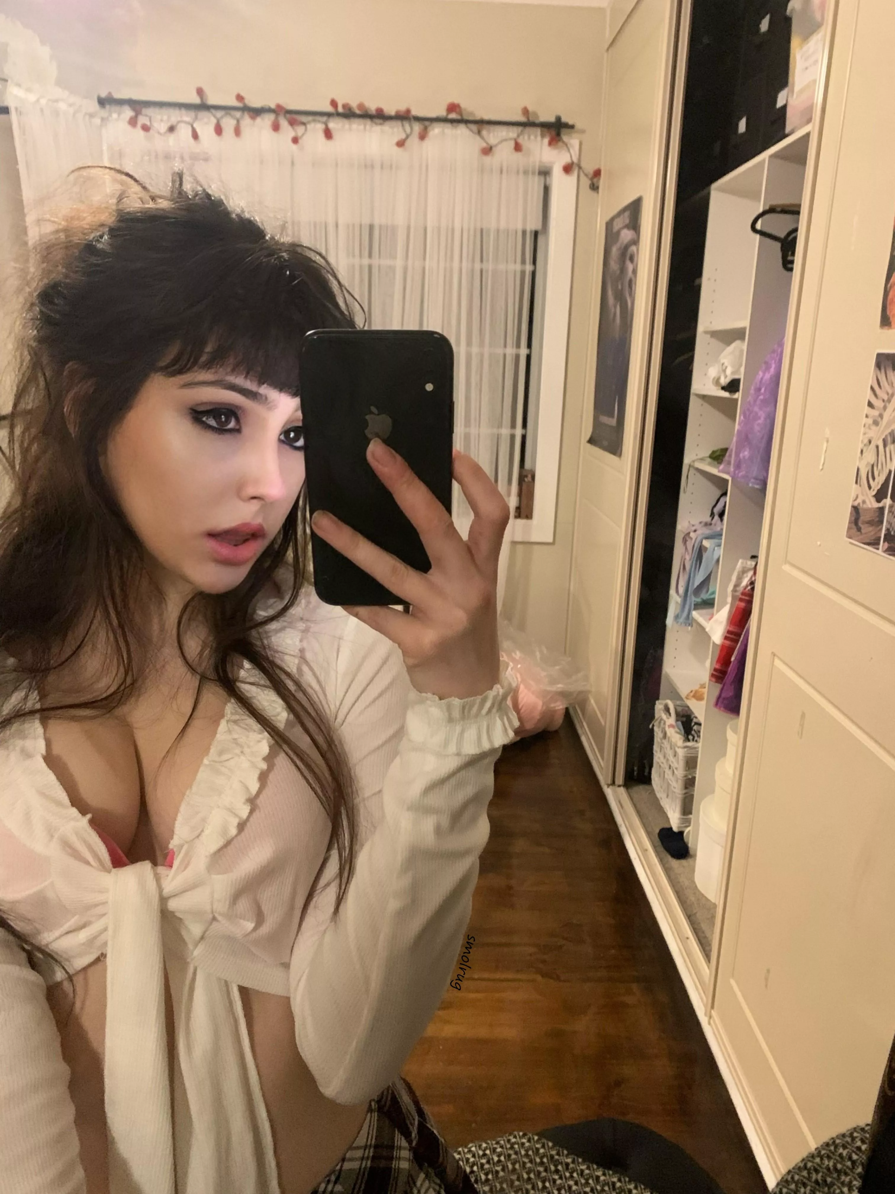 i just want a guy to hit on me at a party 🤍