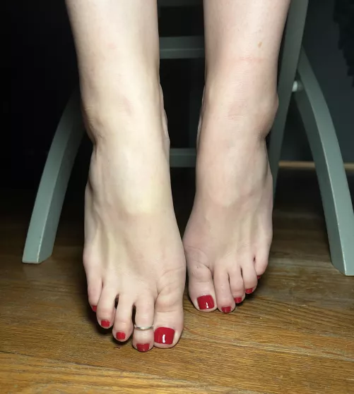 If you have a thing for milf feet, boy do I have a treat for you.