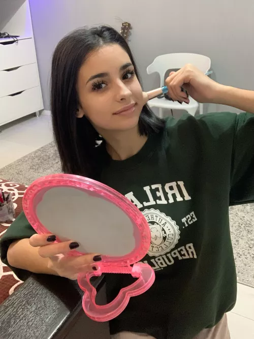 Is this considered mirror selfie or no