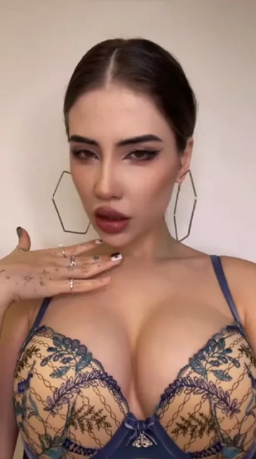 Looking spicy... Feeling horny...