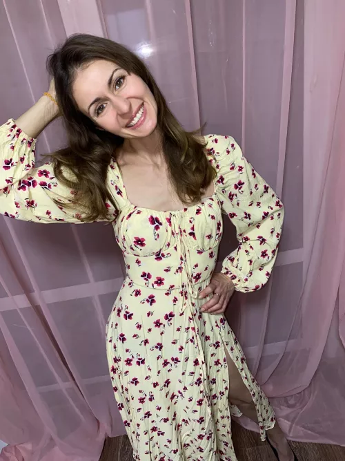 MILF in her own juice and in a great mood (F30)