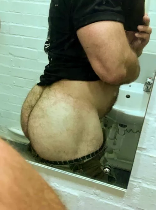 Musky sweaty post leg day ass