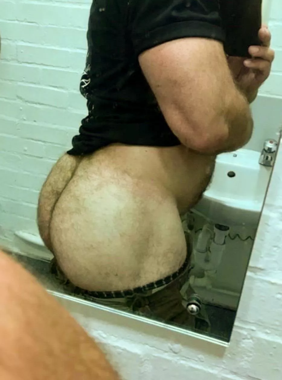 Musky sweaty post leg day ass