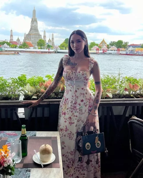 Pretty trans girl in beautiful city 😍