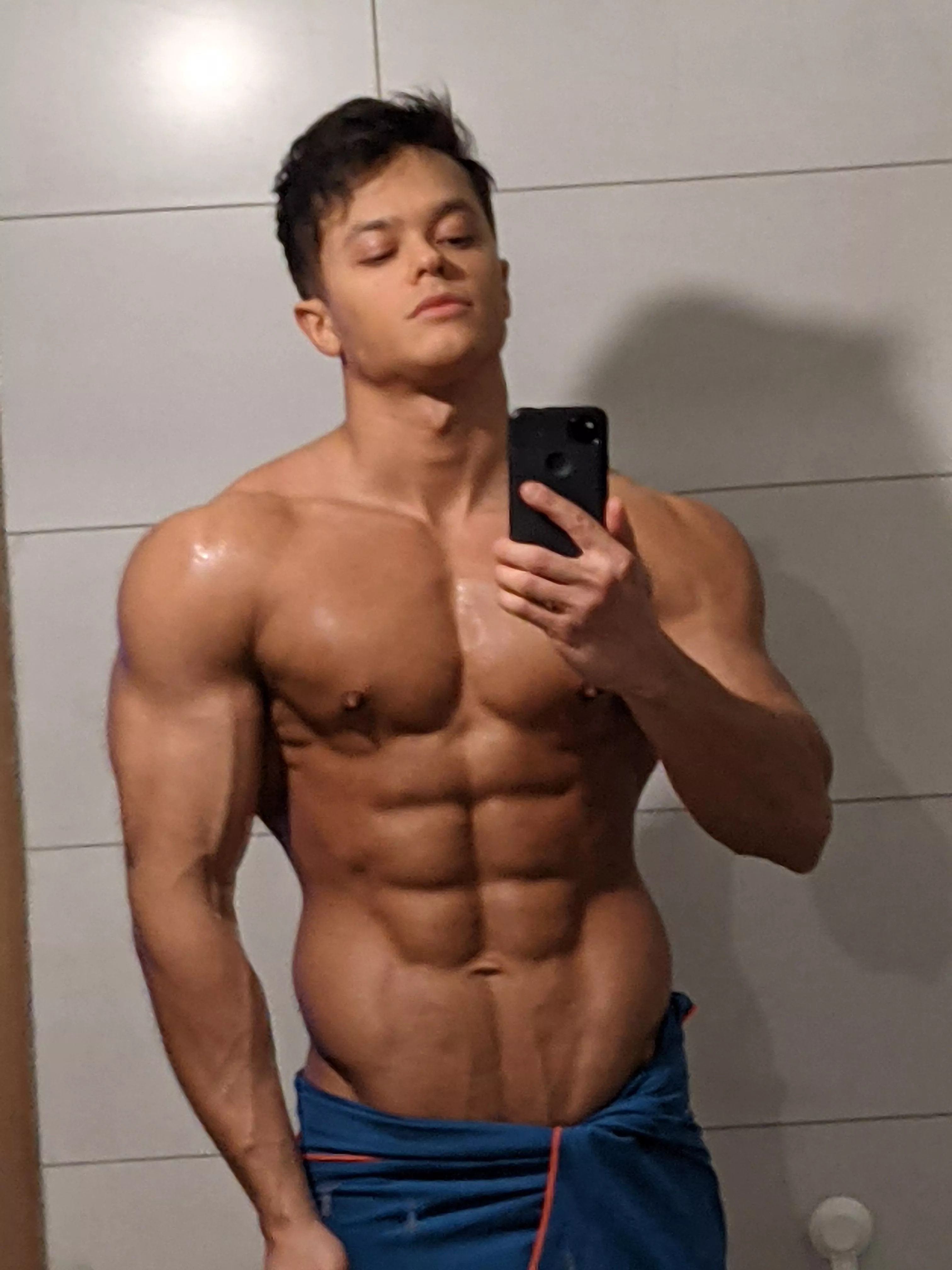 Remove my towel for me 😈 [21]