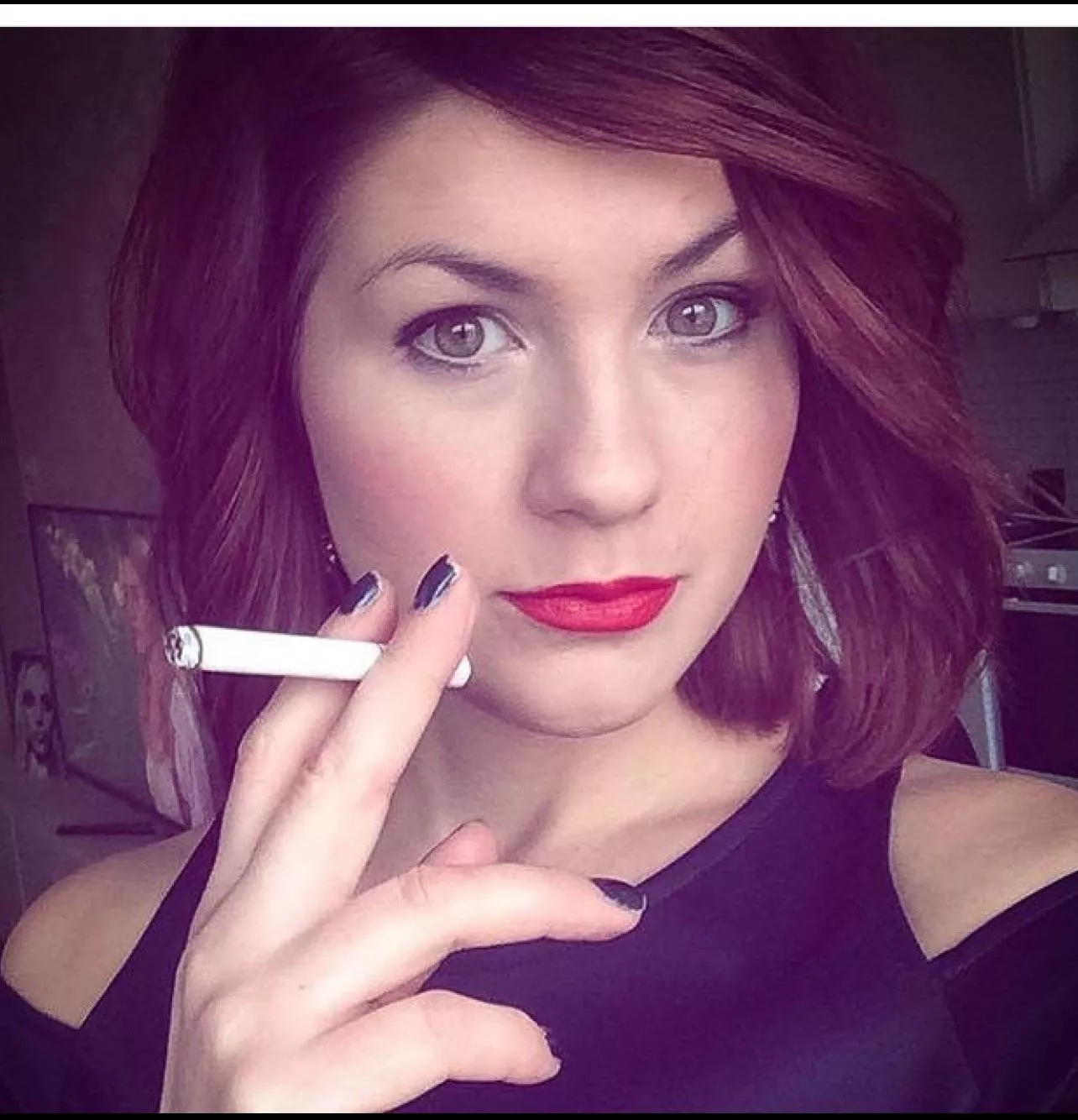 Season for Fuck Me Red 💄 lipstick, don’t you think? 🥰