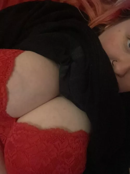 Send dick pics to my DMs?😘