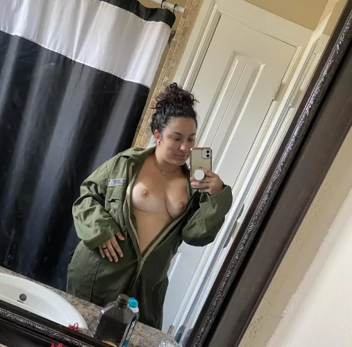 Sometimes coveralls don’t cover all…🖤🤭