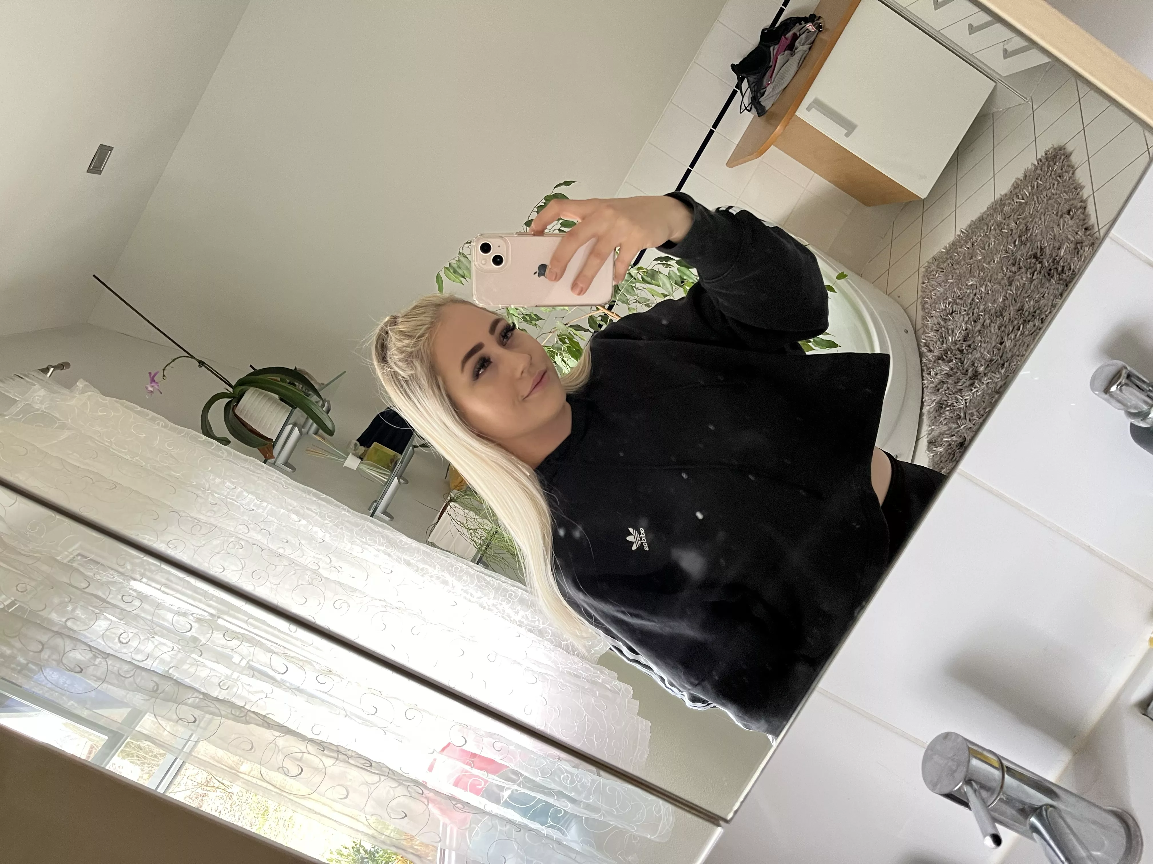 that blonde girl had a good hair day