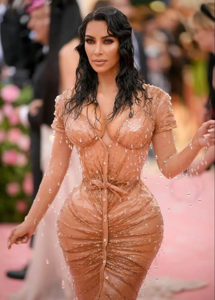 Those curves 😍😍😍 ⏳