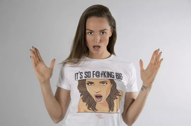 wearing a shirt of her meme 🤣