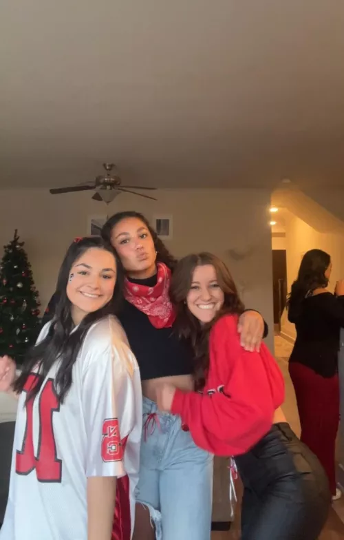 which one deserves a rough gangbang? 😈 [3]