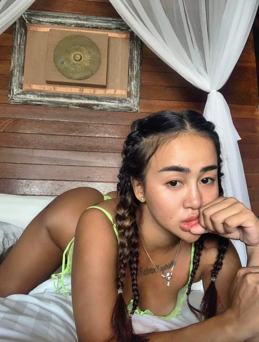 Who else loves a cozy moment with me in bed?